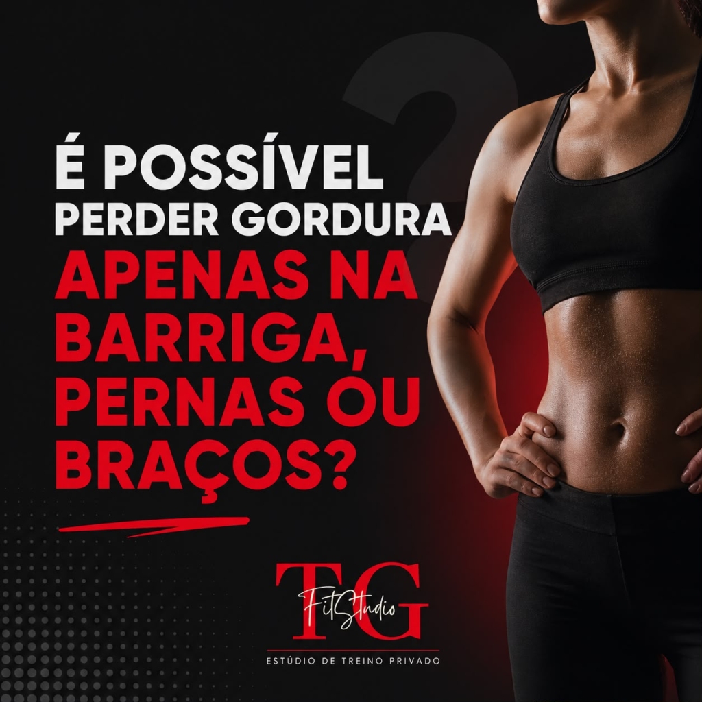  Mulher a fazer pose de força no ginásio, ilustrando a importância do treino de força na perda de gordura localizada e na melhoria da composição corporal.