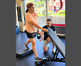 Mulher a realizar treino de força durante a menopausa no TG FitStudio.