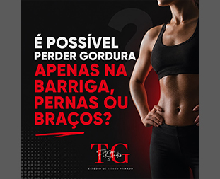 Mulher a fazer pose de força no ginásio, ilustrando a importância do treino de força na perda de gordura localizada e na melhoria da composição corporal.