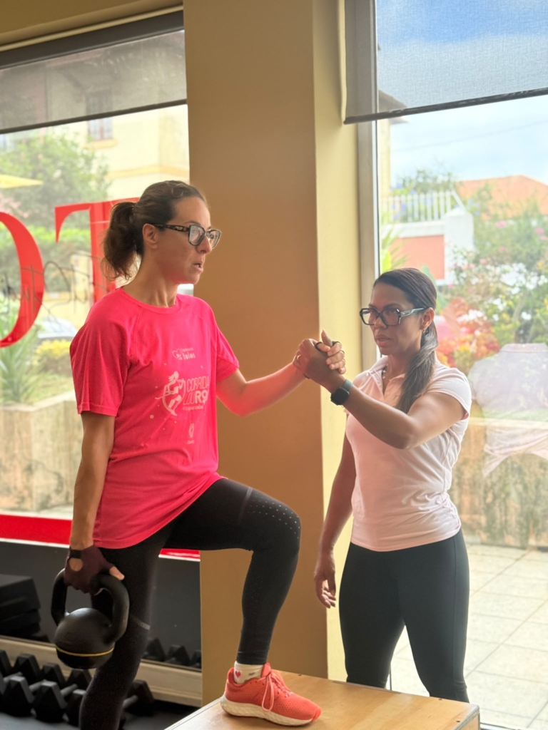 Alexandra, aluna do TG FitStudio, durante uma sessão de treino adaptado.