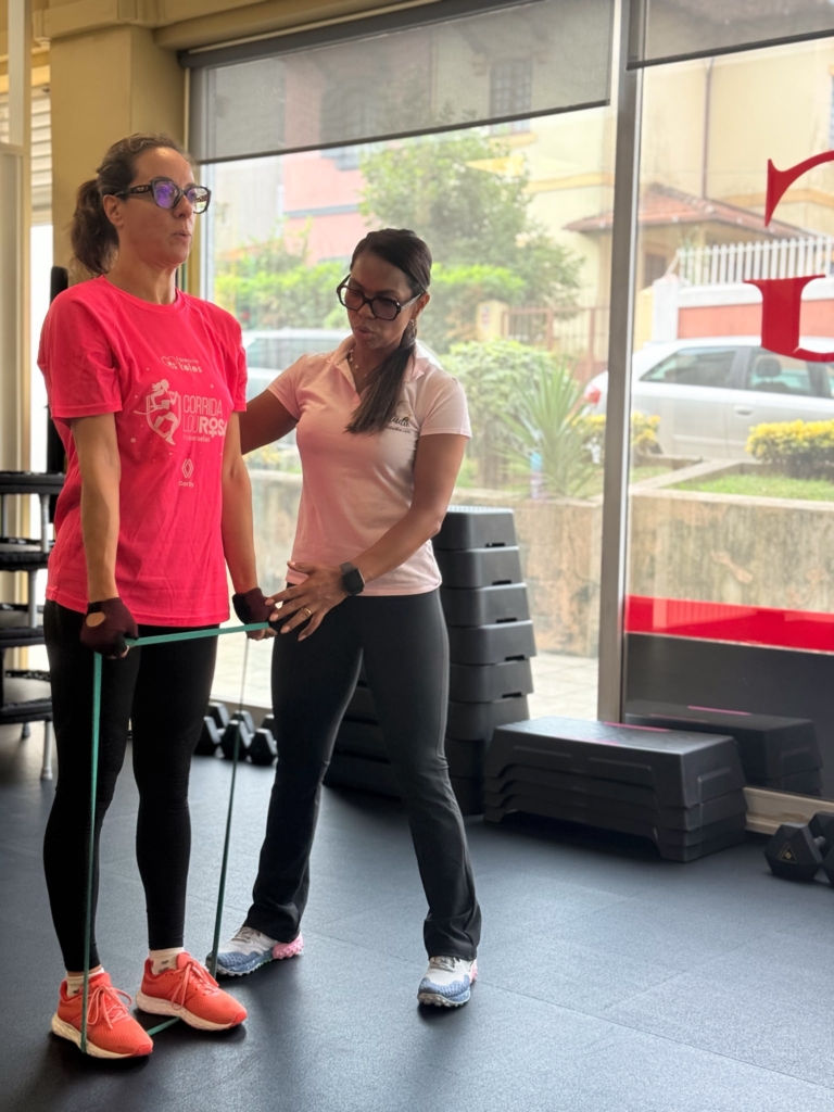 Alexandra, aluna do TG FitStudio, durante uma sessão de treino adaptado.